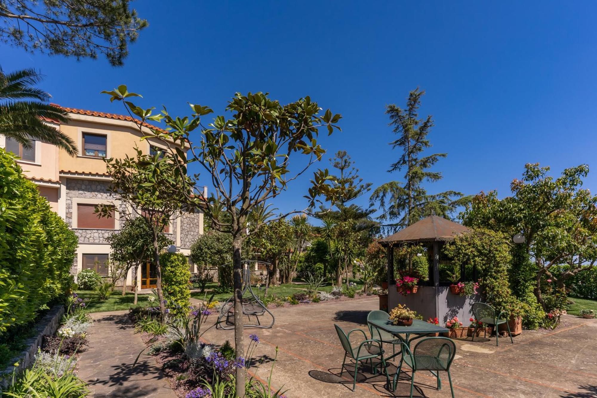Villa Solatia มัสซาลูเบรนเซ ภายนอก รูปภาพ